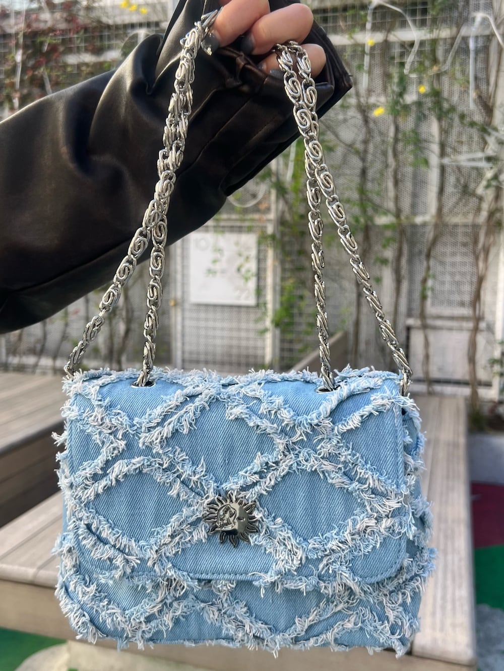 ホワイト系のブーツ、ブラウン系のブルゾン、ブルー系のシャツ/ブラウスを着用したレディースの春コーディネートの8枚目の写真