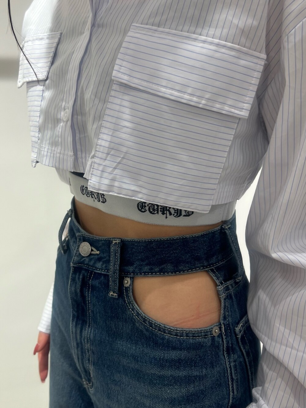 ブルー系のデニムパンツ、その他のシャツ/ブラウス、ブラック系のキャミソールを着用したレディースの春コーディネートの7枚目の写真