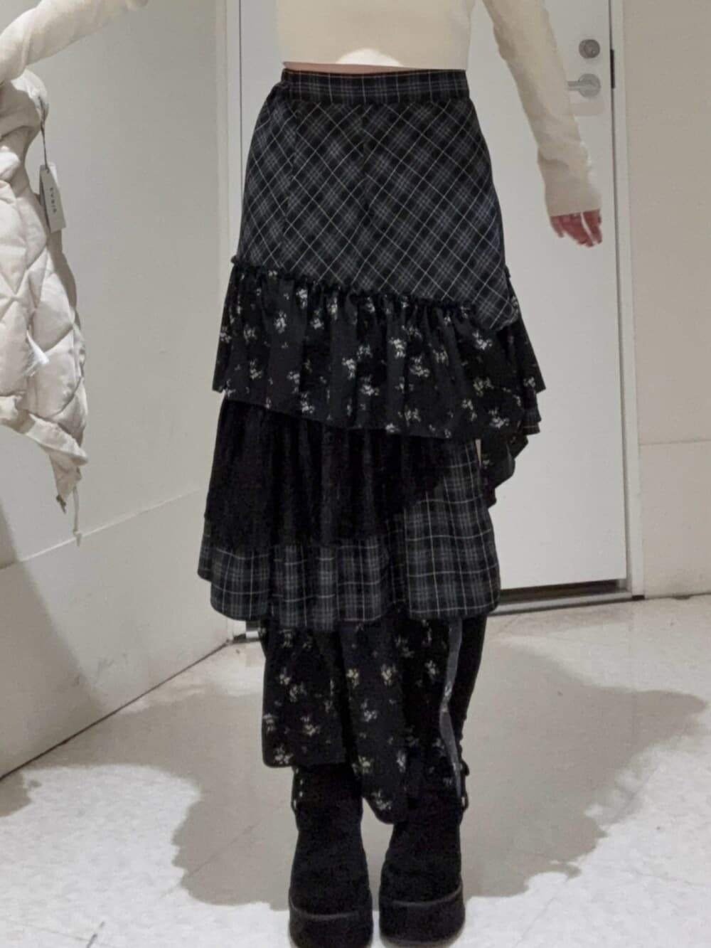 ブラック系のブーツ、ホワイト系のMA-1、その他のスカートを着用したレディースの冬コーディネートの4枚目の写真