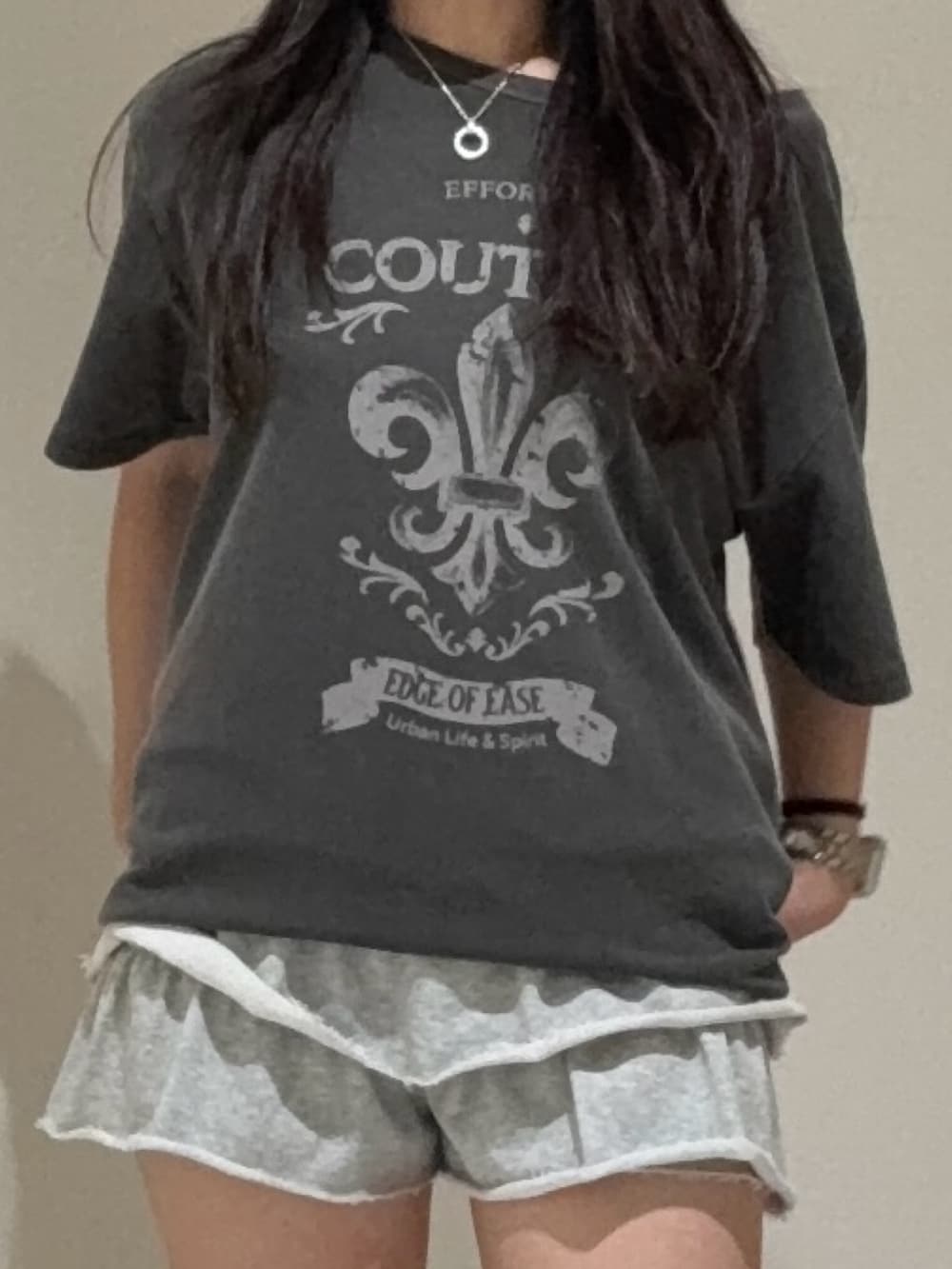 ブラック系のTシャツ/カットソー、グレー系のその他パンツ、ホワイト系のブーツを着用したレディースの春コーディネートの4枚目の写真