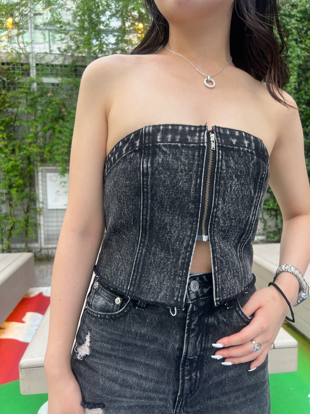 ブラック系のデニムパンツ、ブラック系のサンダル、ブラック系のキャミソールを着用したレディースの夏コーディネートの5枚目の写真