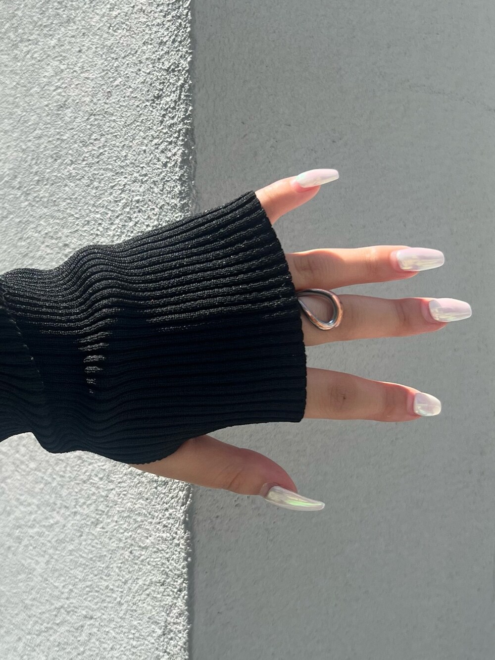 ブルー系のデニムパンツ、ブラック系のニット/セーター、ブラック系のサンダルを着用したレディースの夏コーディネートの7枚目の写真