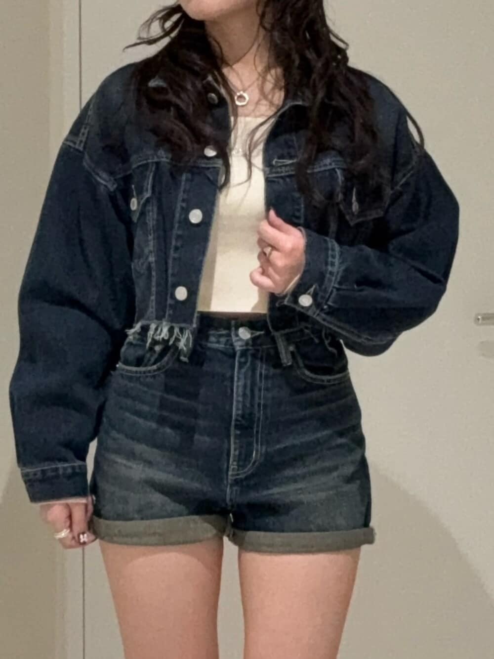 ブラック系のブーツ、ブルー系のデニムジャケット、ブルー系のデニムパンツを着用したレディースの冬コーディネートの4枚目の写真