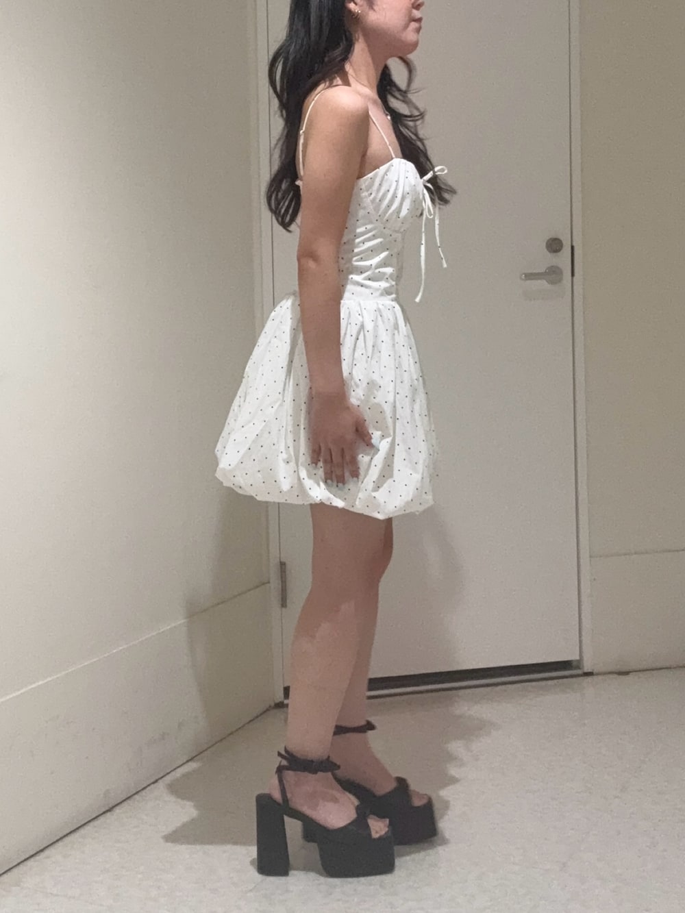 その他のワンピース、ブラック系のサンダルを着用したレディースの夏コーディネートの2枚目の写真