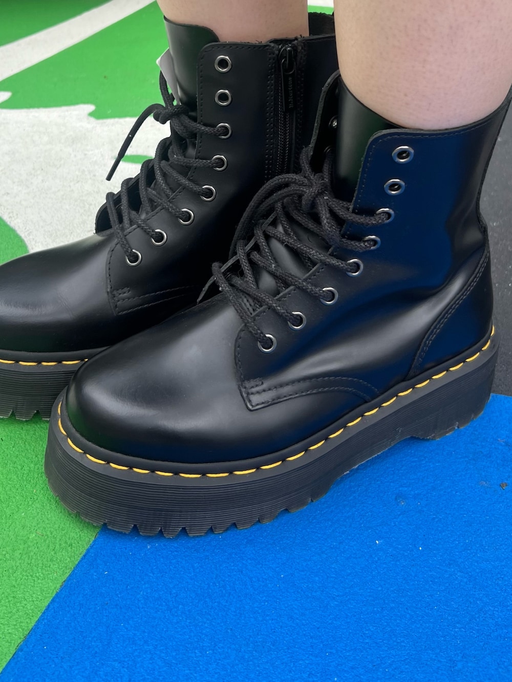 ホワイト系のニット/セーター、ブラック系のブーツ、ブラック系のショルダーバッグを着用したレディースの夏コーディネートの6枚目の写真