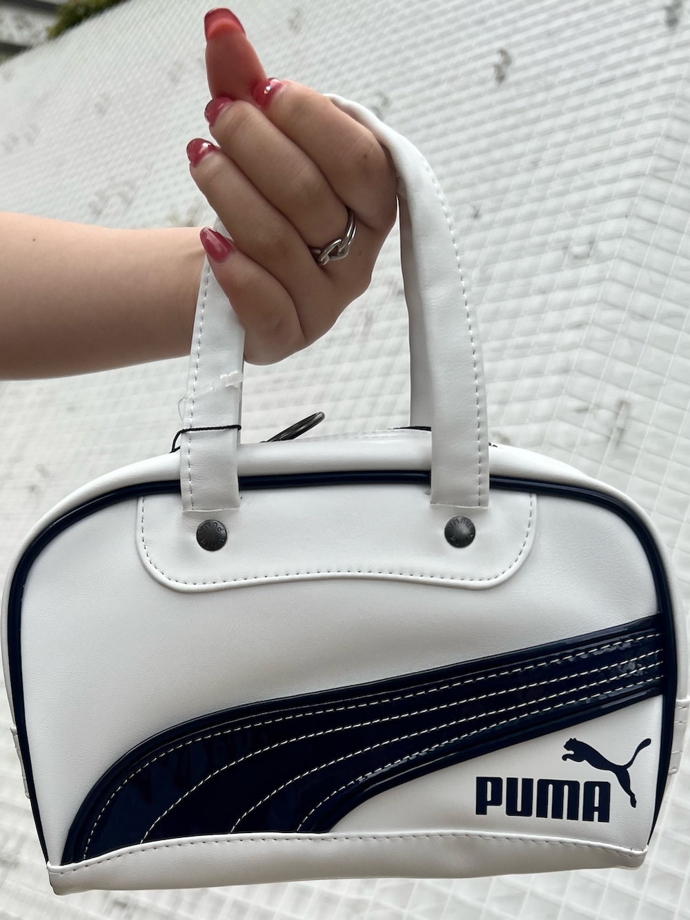 ホワイト系のハンドバッグ、グリーン系のカーゴパンツ、ブラック系のサンダルを着用したレディースの春コーディネートの7枚目の写真