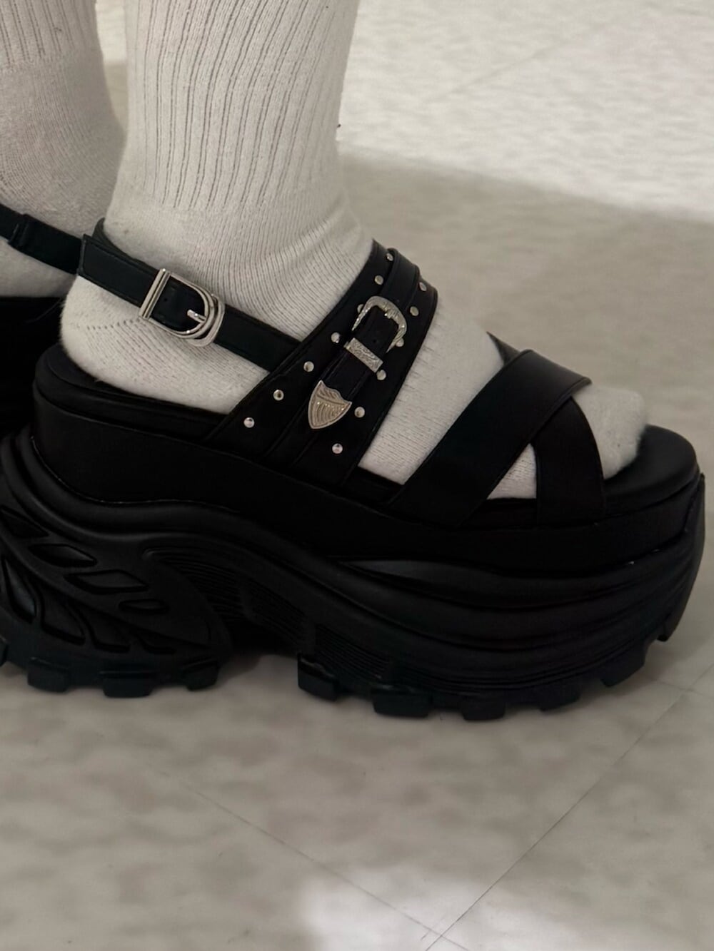 ブラック系のサンダル、ブルー系のデニムパンツ、ピンク系のキャミソールを着用したレディースの夏コーディネートの7枚目の写真