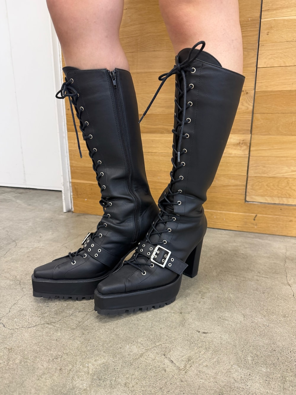 ブラック系のその他パンツ、ブラック系のニット/セーター、ブラック系のブーツを着用したレディースの秋コーディネートの6枚目の写真