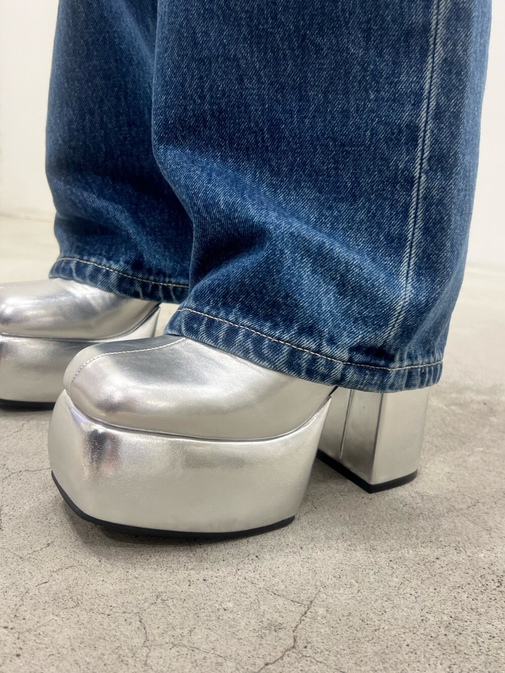 ブルー系のデニムパンツ、その他のシャツ/ブラウス、ブラック系のキャミソールを着用したレディースの春コーディネートの8枚目の写真