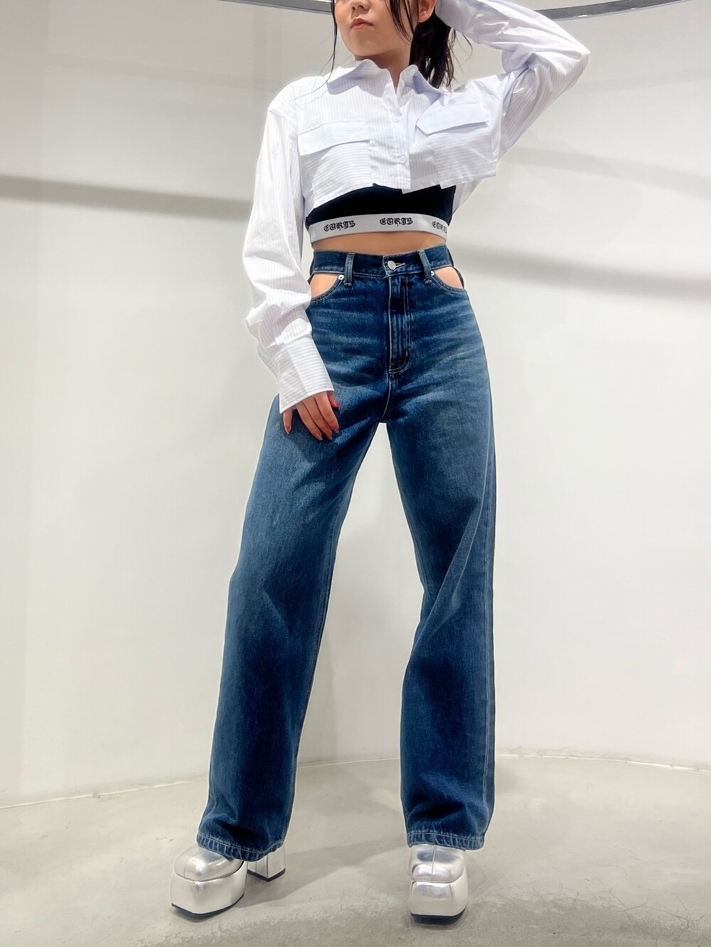 ブルー系のデニムパンツ、その他のシャツ/ブラウス、ブラック系のキャミソールを着用したレディースの春コーディネートの3枚目の写真