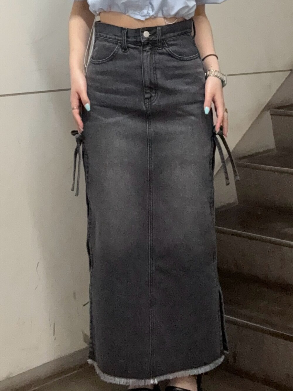 ブラウン系のサンダル、ブラック系のデニムスカート、ブルー系のシャツ/ブラウスを着用したレディースの春コーディネートの5枚目の写真