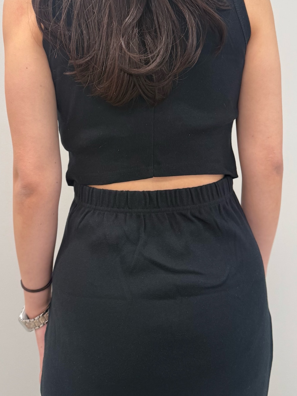 ブラック系のワンピース、ブラウン系のサンダルを着用したレディースの春コーディネートの6枚目の写真