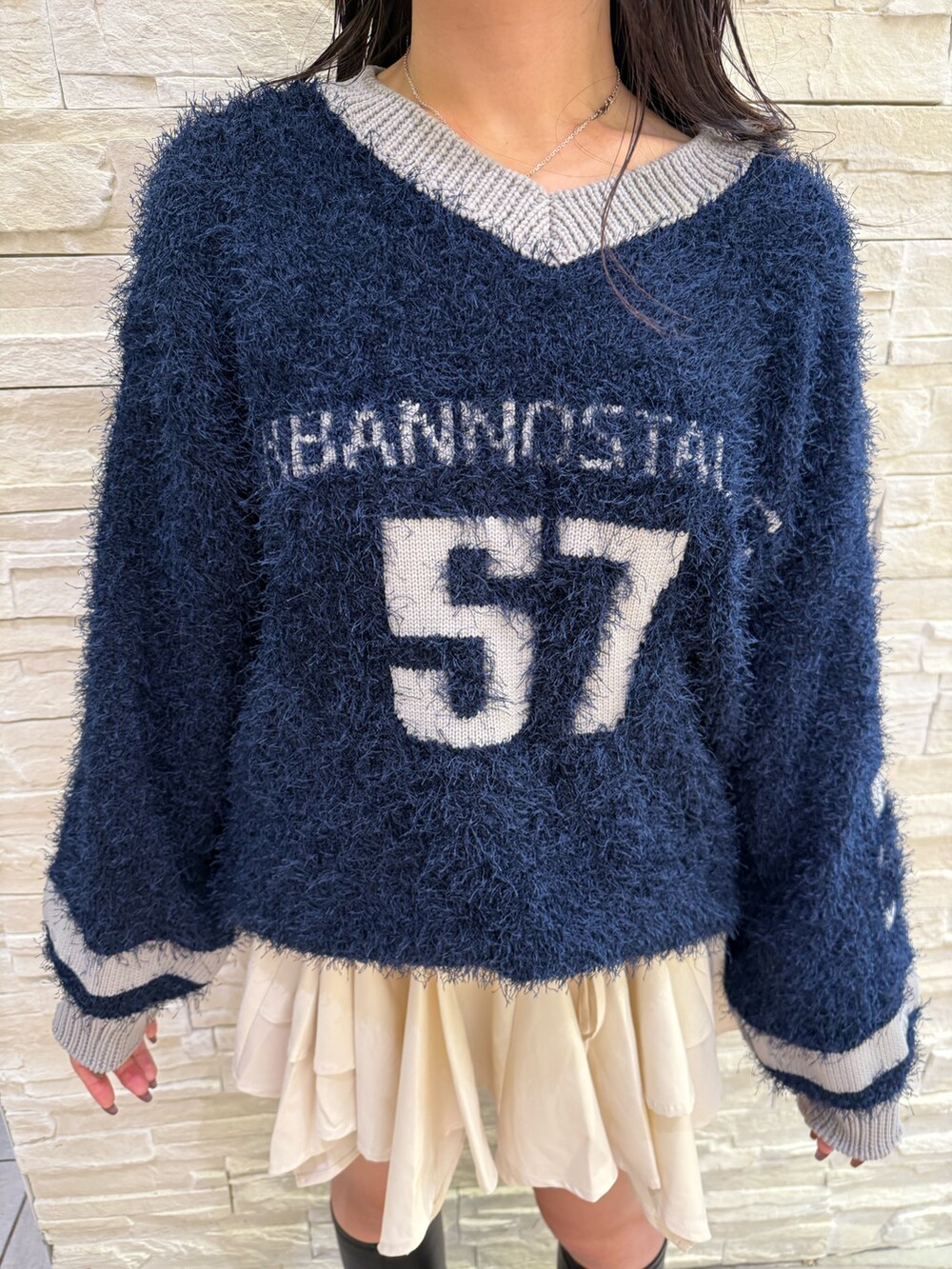 ホワイト系のスカート、ブラック系のブーツ、ブルー系のニット/セーターを着用したレディースの秋コーディネートの5枚目の写真