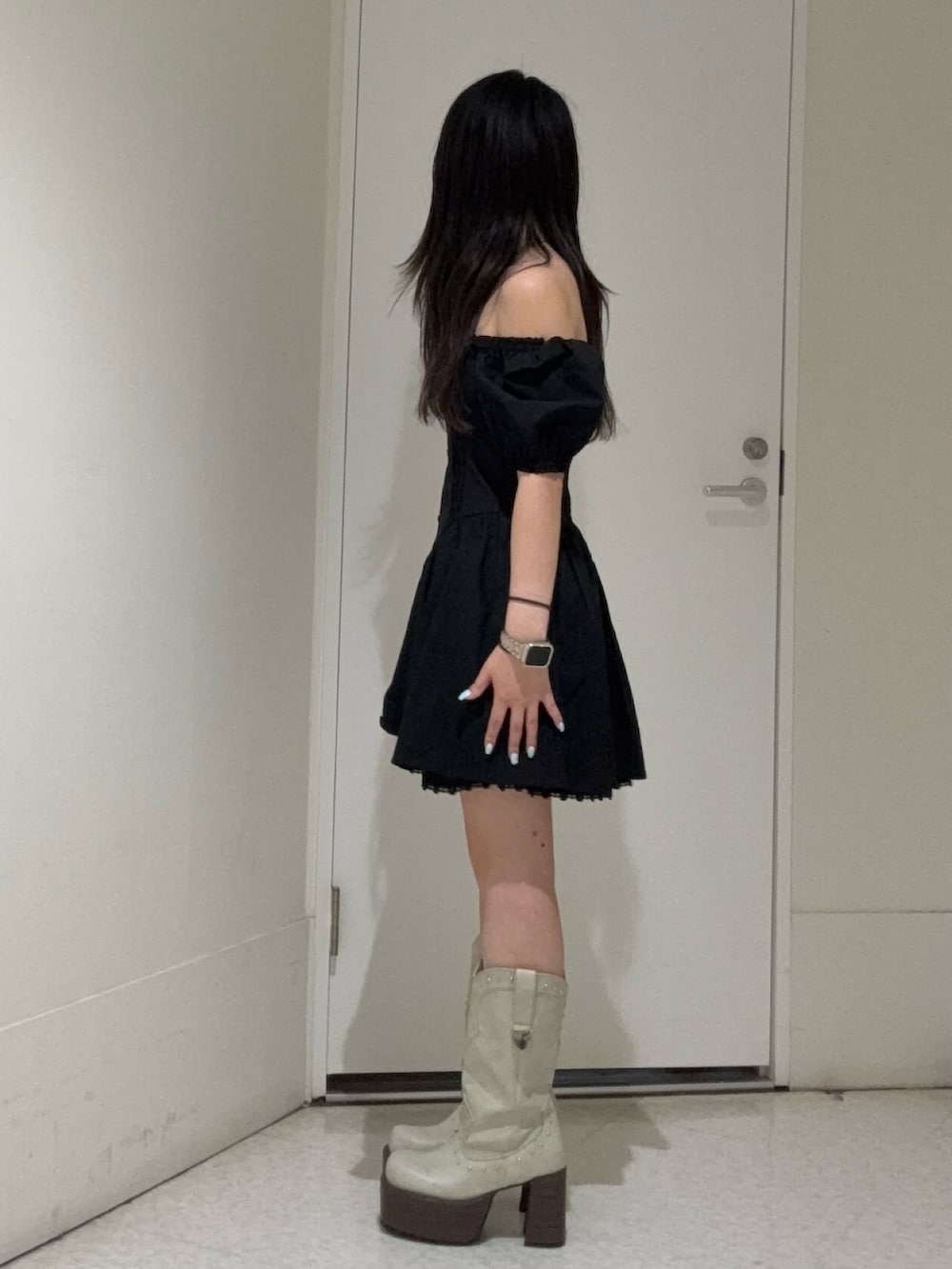 その他のワンピース、ホワイト系のブーツを着用したレディースの春コーディネートの2枚目の写真