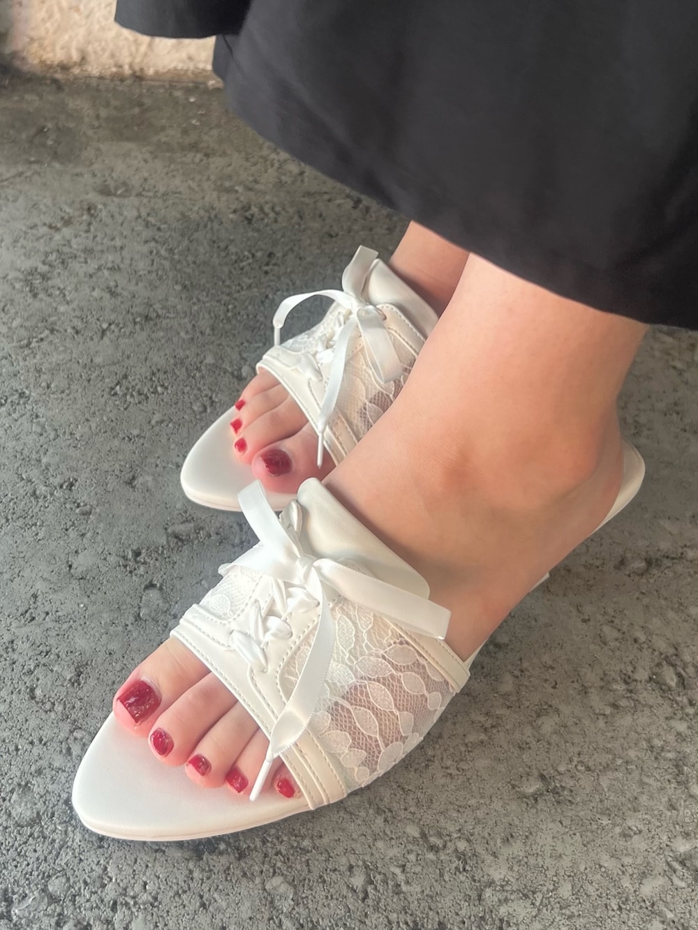 ブラック系のワンピース、ホワイト系のサンダルを着用したレディースの夏コーディネートの7枚目の写真