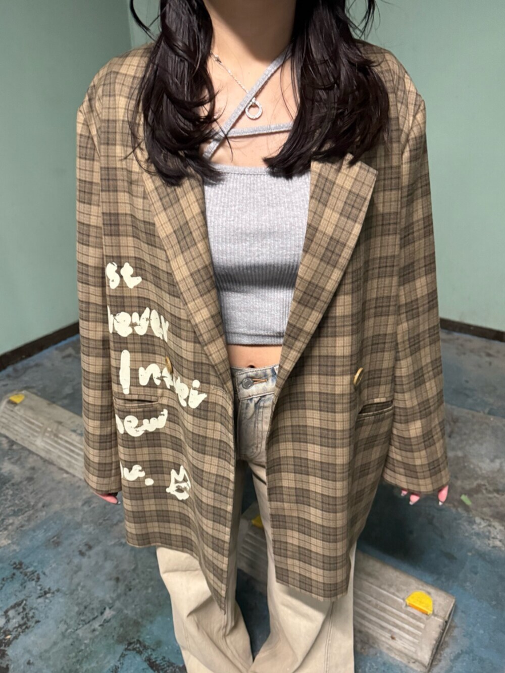 ブラウン系のテーラードジャケット、ベージュ系のデニムパンツ、グレー系のTシャツ/カットソーを着用したレディースの春コーディネートの4枚目の写真