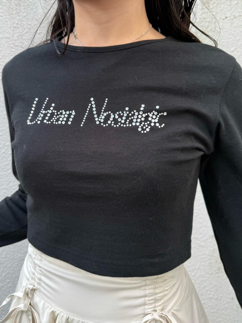 ブラック系のブーツ、ブラック系のブルゾン、ホワイト系のスカートを着用したレディースの秋コーディネートの6枚目の写真