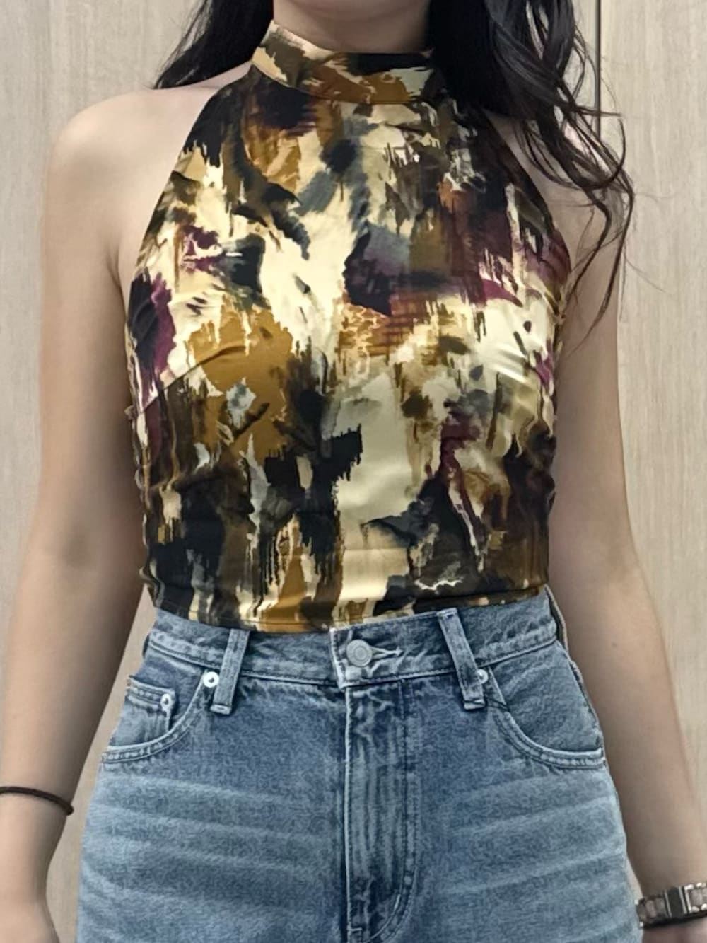 イエロー系のキャミソール、ブルー系のデニムパンツ、ブラック系のサンダルを着用したレディースの夏コーディネートの4枚目の写真
