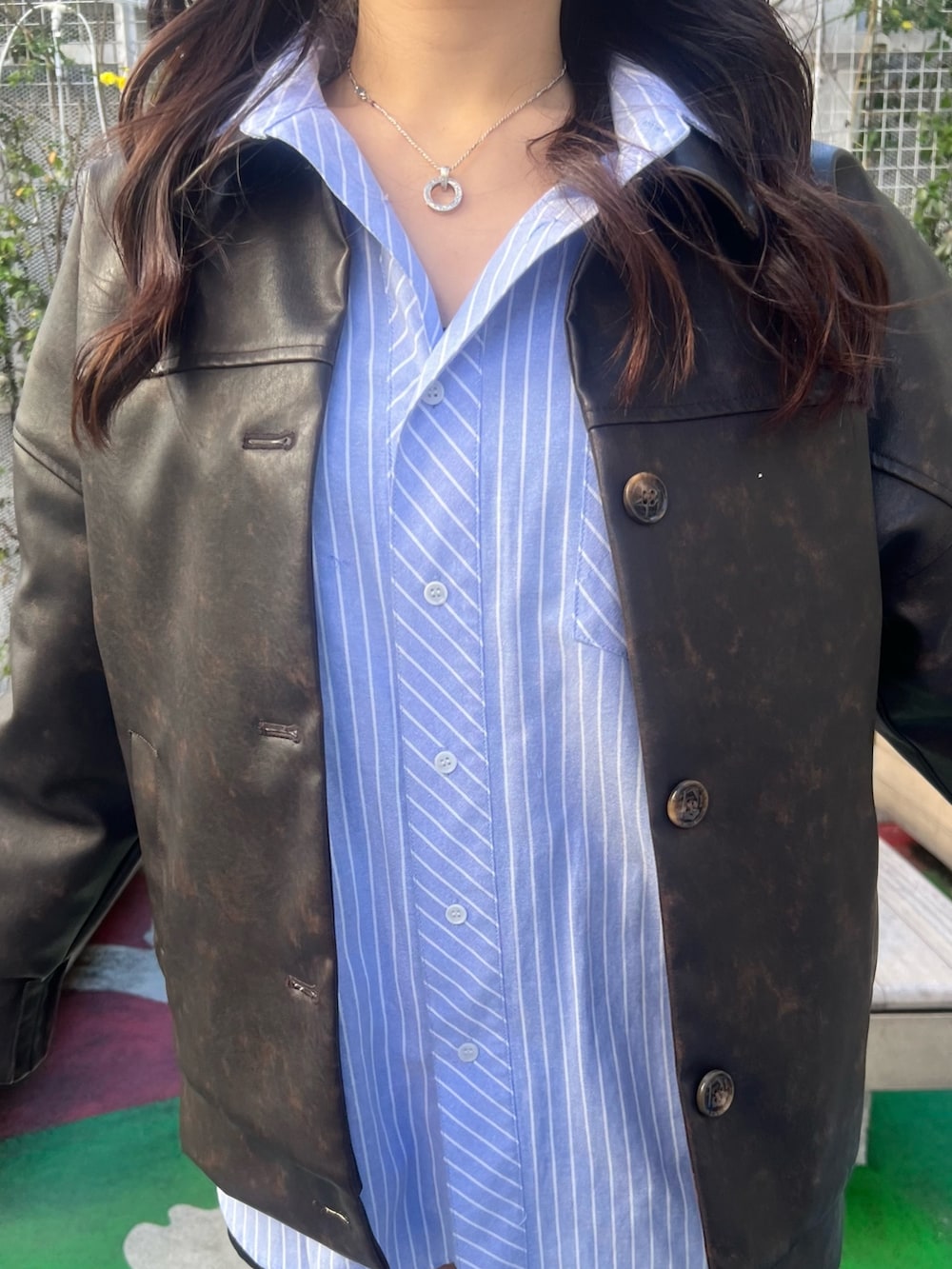 ホワイト系のブーツ、ブラウン系のブルゾン、ブルー系のシャツ/ブラウスを着用したレディースの春コーディネートの5枚目の写真