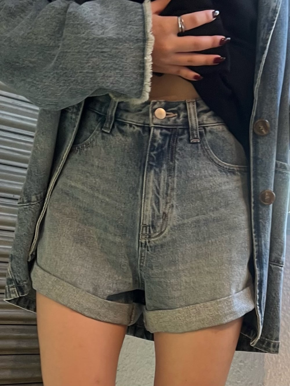 ブルー系のデニムジャケット、ブルー系のデニムパンツ、その他のブーツを着用したレディースの秋コーディネートの6枚目の写真