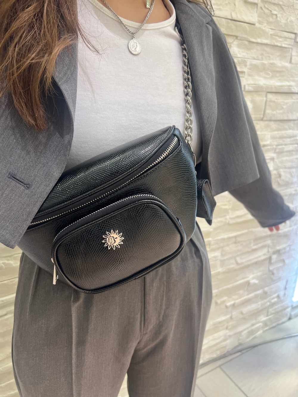 グレー系のその他パンツ、グレー系のテーラードジャケット、ホワイト系のTシャツ/カットソーを着用したレディースの春コーディネートの7枚目の写真