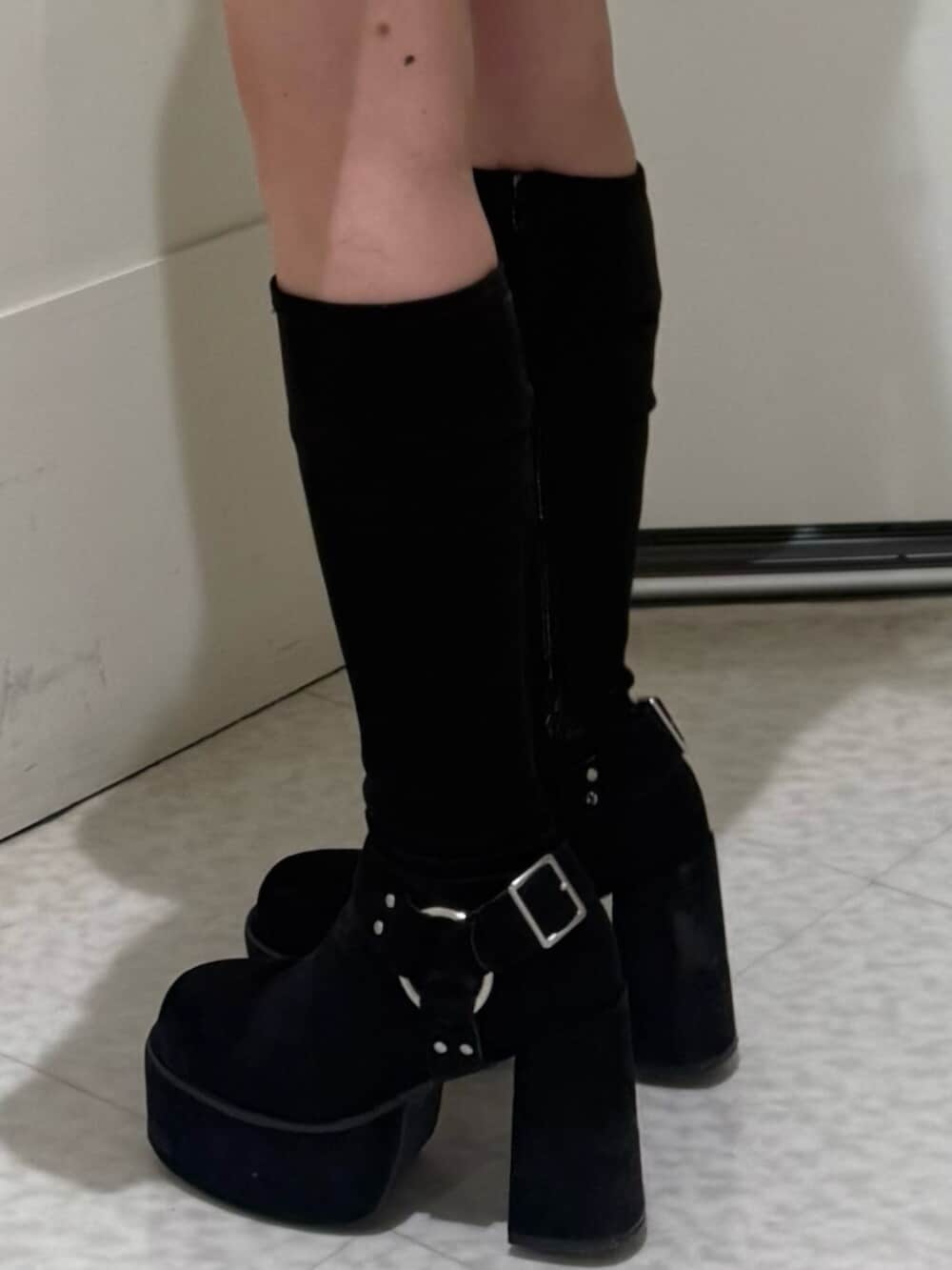 ブラック系のブーツ、ブラウン系のスカート、ブラウン系のブルゾンを着用したレディースの冬コーディネートの5枚目の写真