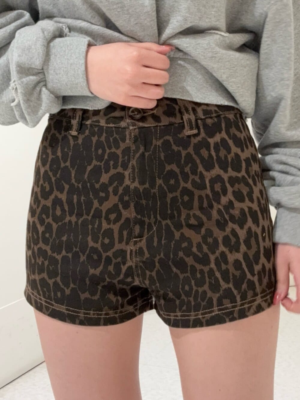 ブラック系のブーツ、グレー系のスウェット、その他のその他パンツを着用したレディースの春コーディネートの5枚目の写真