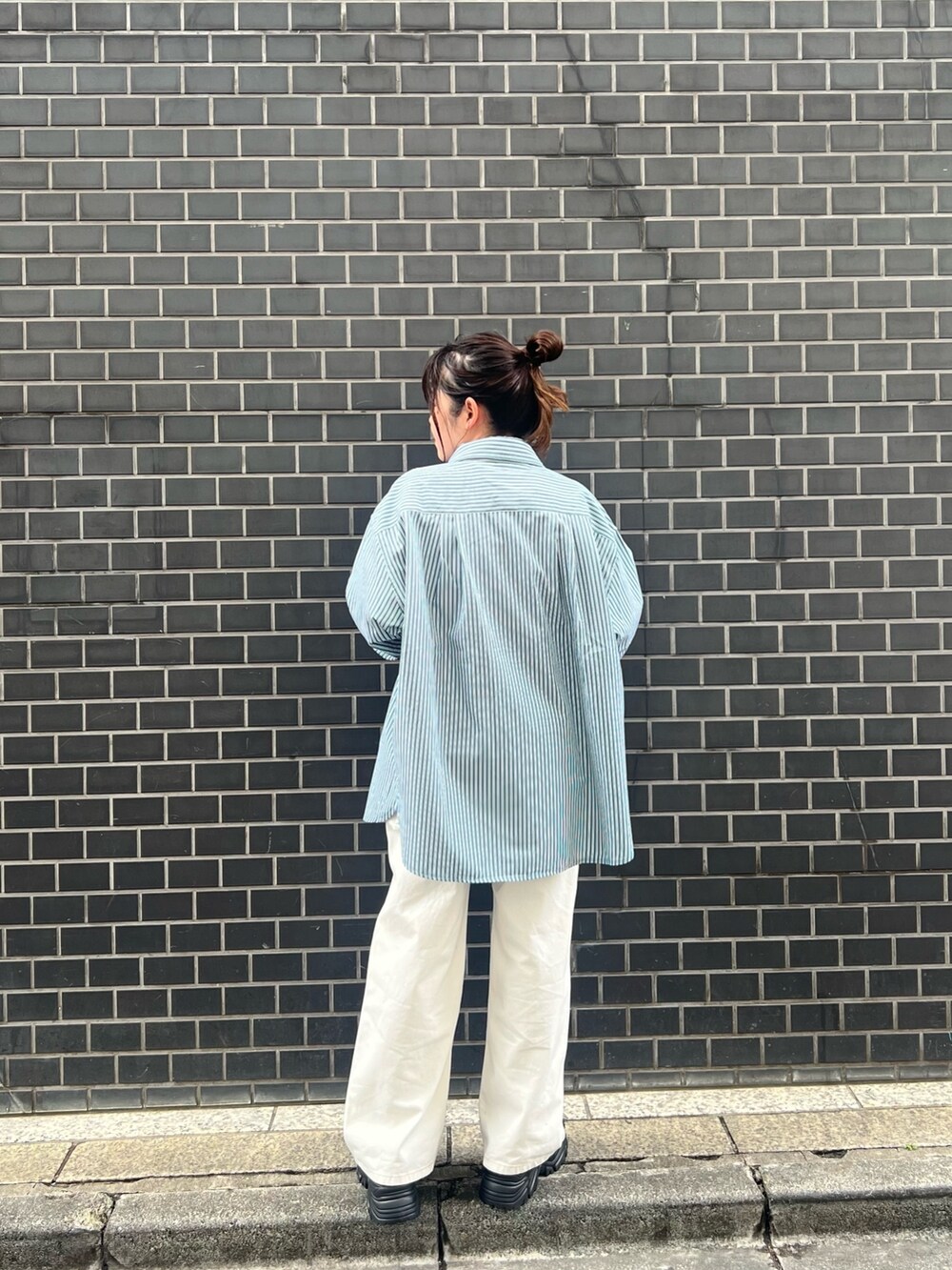 グリーン系のシャツ/ブラウス、ホワイト系のカーディガン/ボレロ、ホワイト系のデニムパンツを着用したレディースの春コーディネートの4枚目の写真