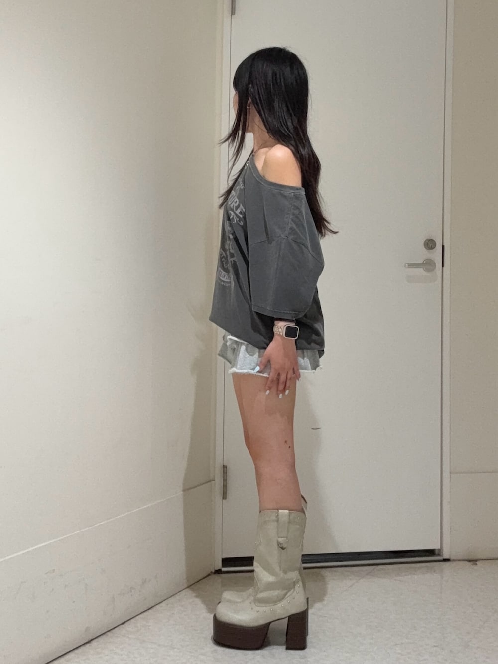 ブラック系のTシャツ/カットソー、グレー系のその他パンツ、ホワイト系のブーツを着用したレディースの春コーディネートの2枚目の写真