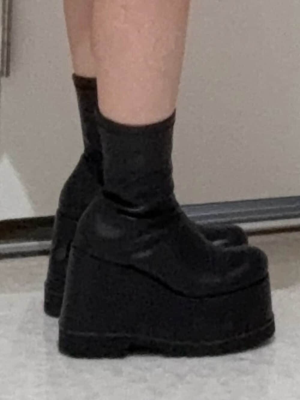 ブラック系のブーツ、ブルー系のシャツ/ブラウスを着用したレディースの春コーディネートの5枚目の写真