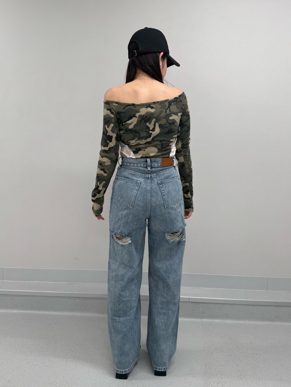 ブルー系のデニムパンツ、その他のTシャツ/カットソーを着用したレディースの春コーディネートの3枚目の写真