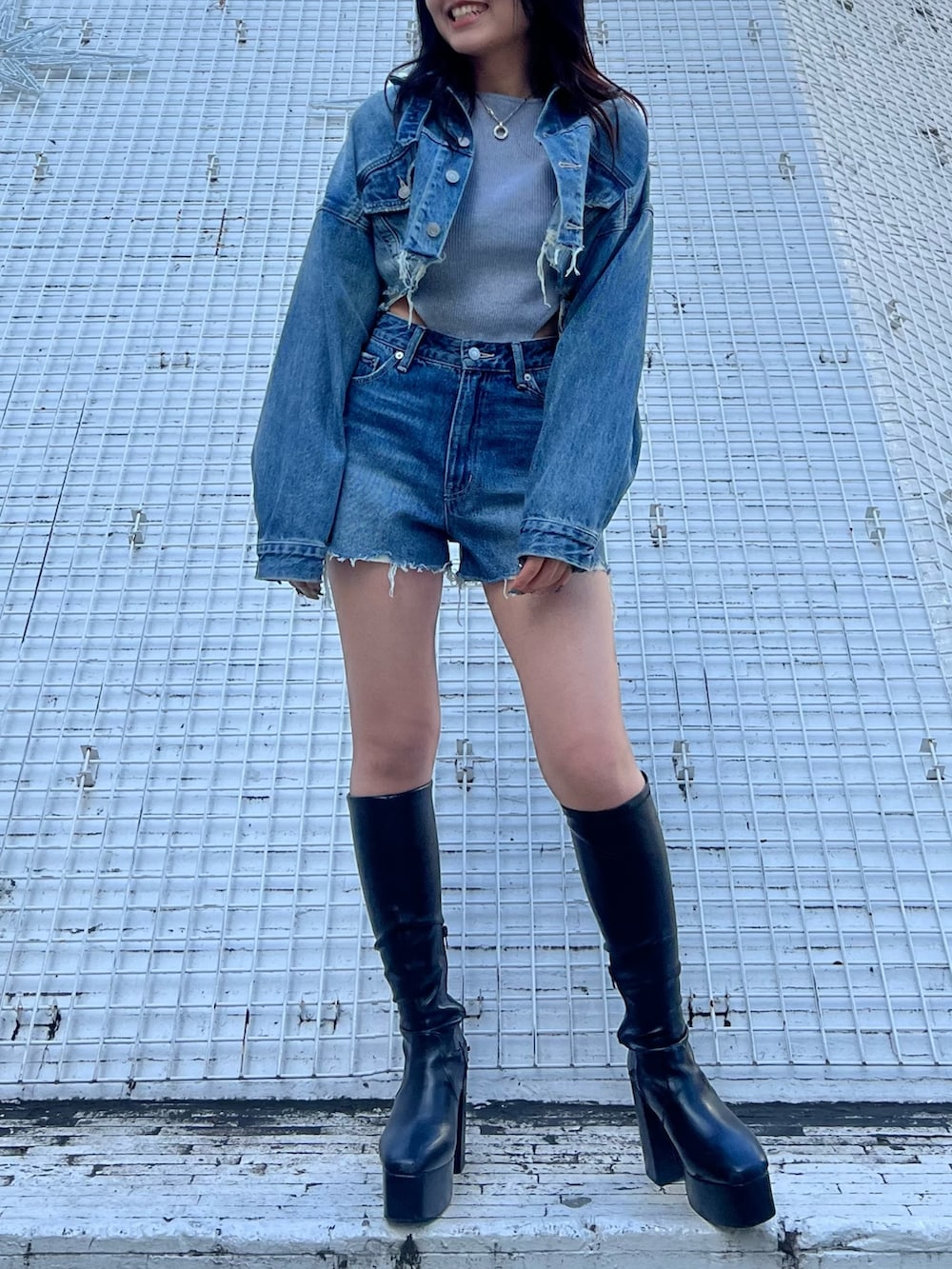 グレー系のTシャツ/カットソー、ブルー系のデニムジャケット、ブルー系のデニムパンツを着用したレディースの冬コーディネートの2枚目の写真