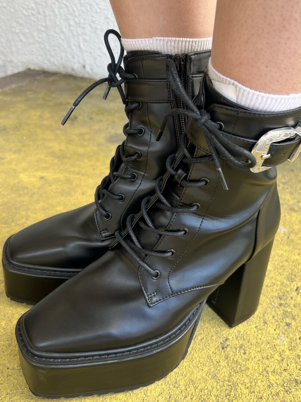 ブルー系のデニムスカート、ブルー系のシャツ/ブラウス、ホワイト系のショルダーバッグを着用したレディースの春コーディネートの9枚目の写真