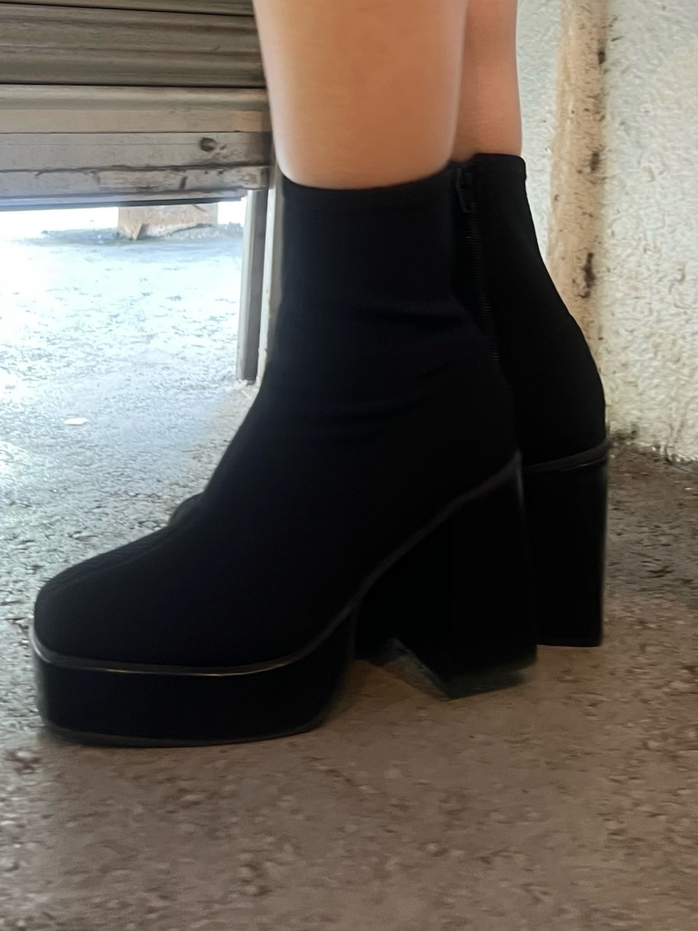 ブルー系のデニムジャケット、ブルー系のデニムパンツ、その他のブーツを着用したレディースの秋コーディネートの7枚目の写真