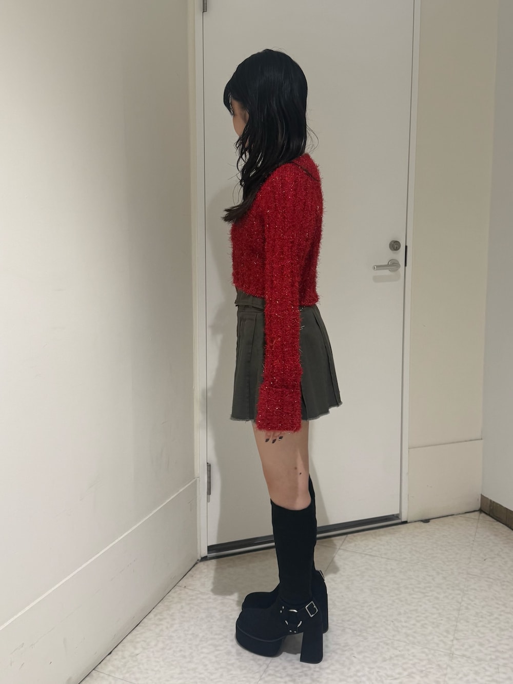 ブラック系のブーツ、グレー系のスカート、レッド系のカーディガン/ボレロを着用したレディースの秋コーディネートの2枚目の写真