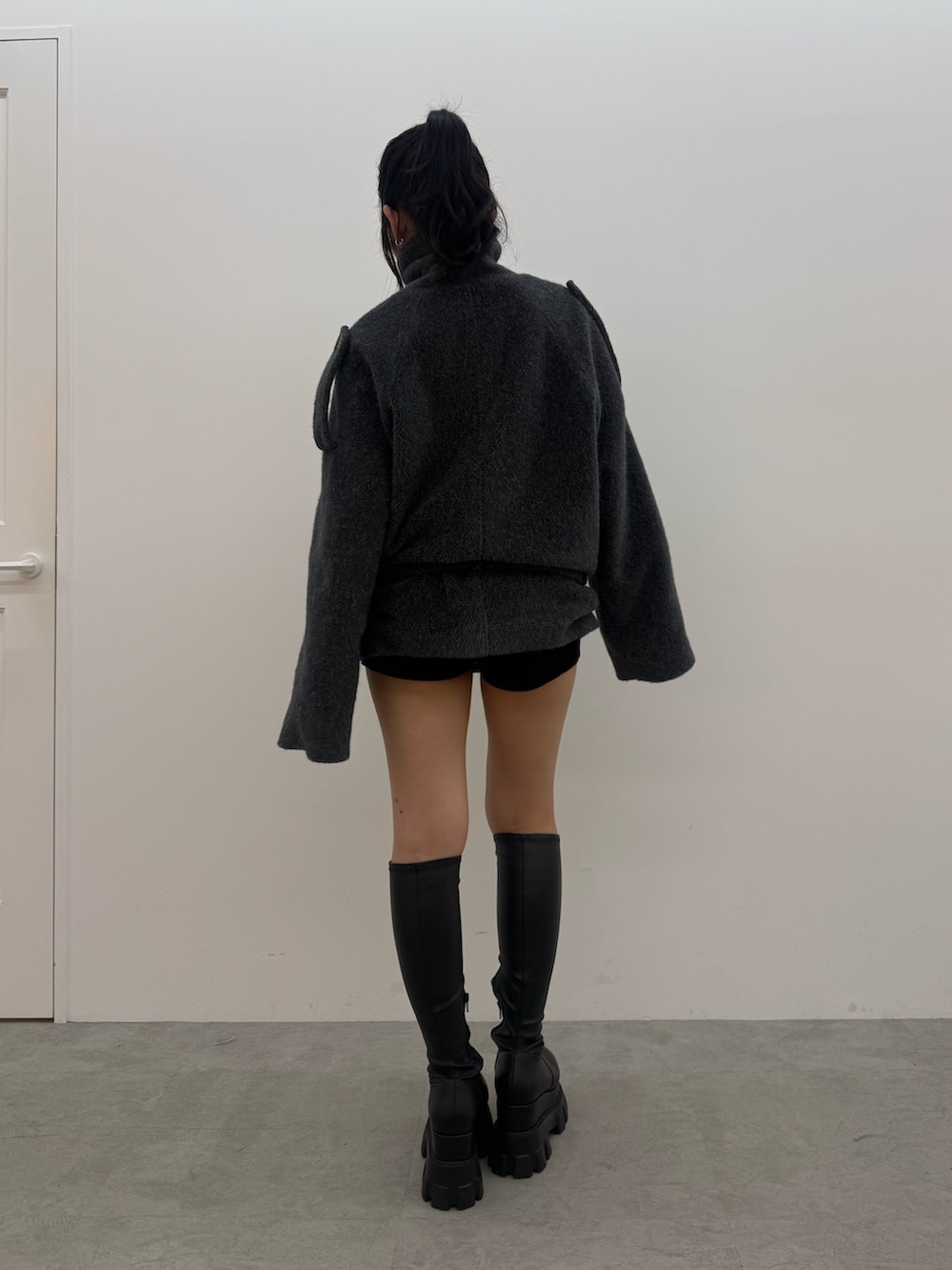 グレー系のその他アウター、ブラック系のブーツ、ブラック系のその他パンツを着用したレディースの秋コーディネートの3枚目の写真