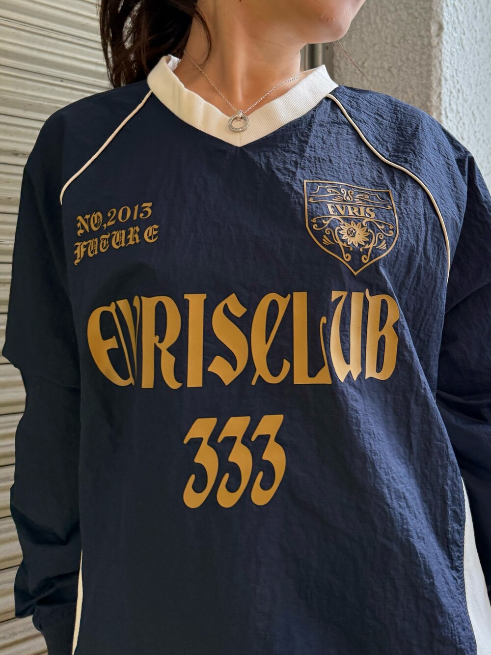 ブラック系のブーツ、ブラック系のデニムスカート、ブルー系のTシャツ/カットソーを着用したレディースの秋コーディネートの4枚目の写真