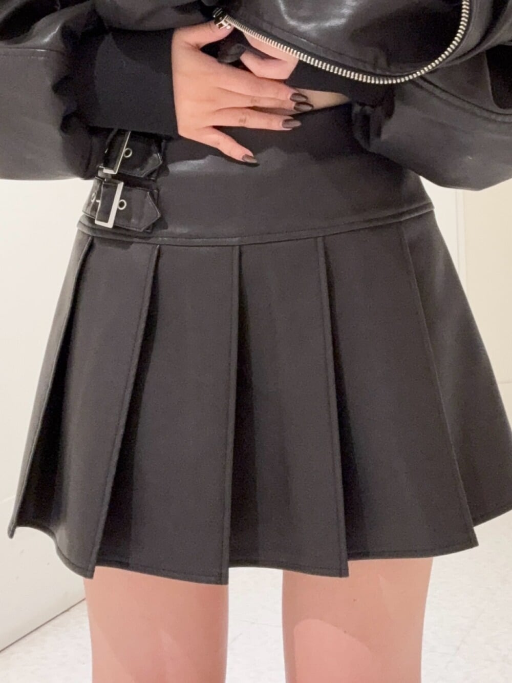 ブラック系のブーツ、ブラウン系のブルゾン、ブラック系のスカートを着用したレディースの秋コーディネートの5枚目の写真