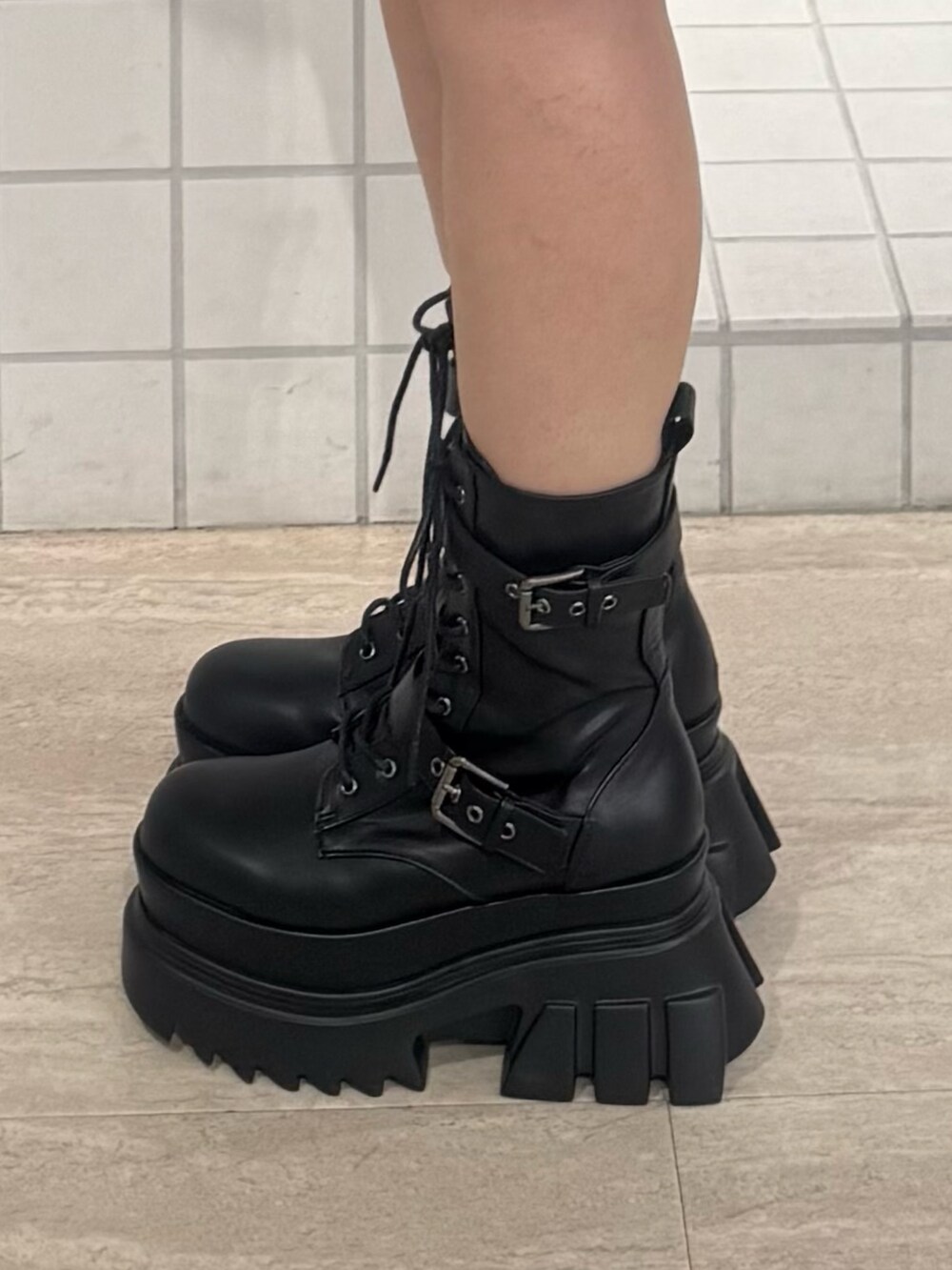 ブラウン系のブルゾン、ブルー系のデニムパンツ、ブラック系のブーツを着用したレディースの秋コーディネートの5枚目の写真