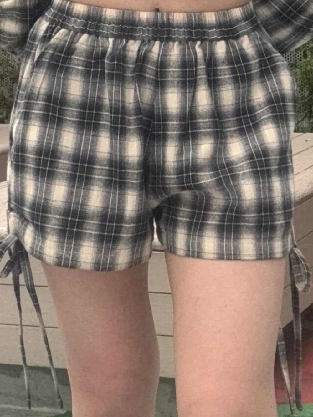 ブルー系のシャツ/ブラウス、ブラック系のサンダル、ホワイト系のTシャツ/カットソーを着用したレディースの春コーディネートの6枚目の写真