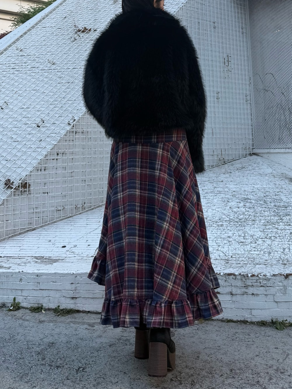 ブルー系のスカート、ブラック系のブーツ、グレー系のTシャツ/カットソーを着用したレディースの冬コーディネートの3枚目の写真