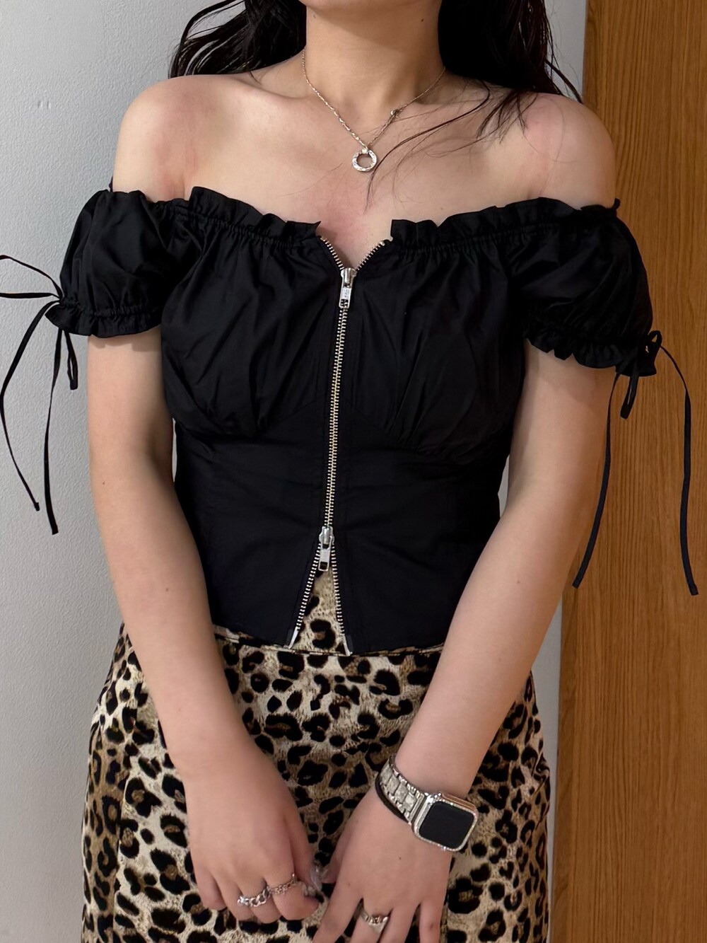 ブルー系のパンプス、その他のその他パンツ、ブラック系のシャツ/ブラウスを着用したレディースの夏コーディネートの5枚目の写真