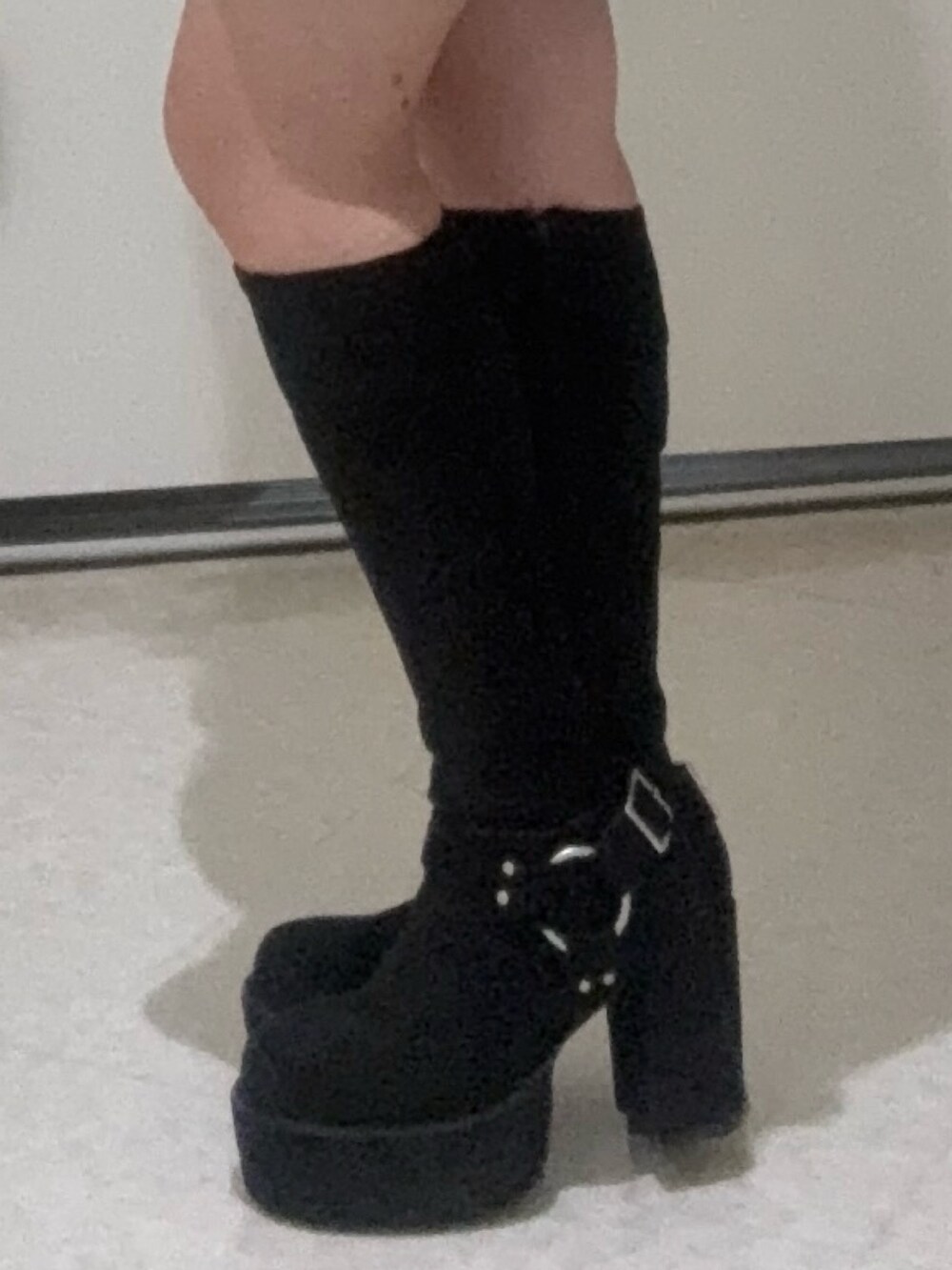 グレー系のスカート、ブラック系のブーツ、ブラウン系のカーディガン/ボレロを着用したレディースの秋コーディネートの5枚目の写真