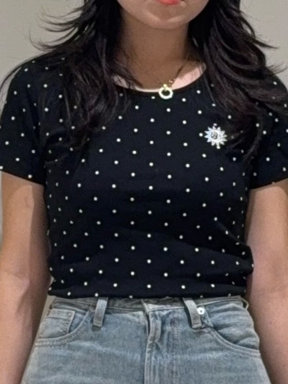 ブラック系のサンダル、ブルー系のデニムパンツ、ブラック系のTシャツ/カットソーを着用したレディースの夏コーディネートの5枚目の写真