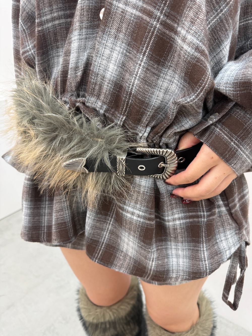ブラウン系のシャツ/ブラウス、ブラウン系のその他パンツ、ブラウン系のブーツを着用したレディースの秋コーディネートの5枚目の写真