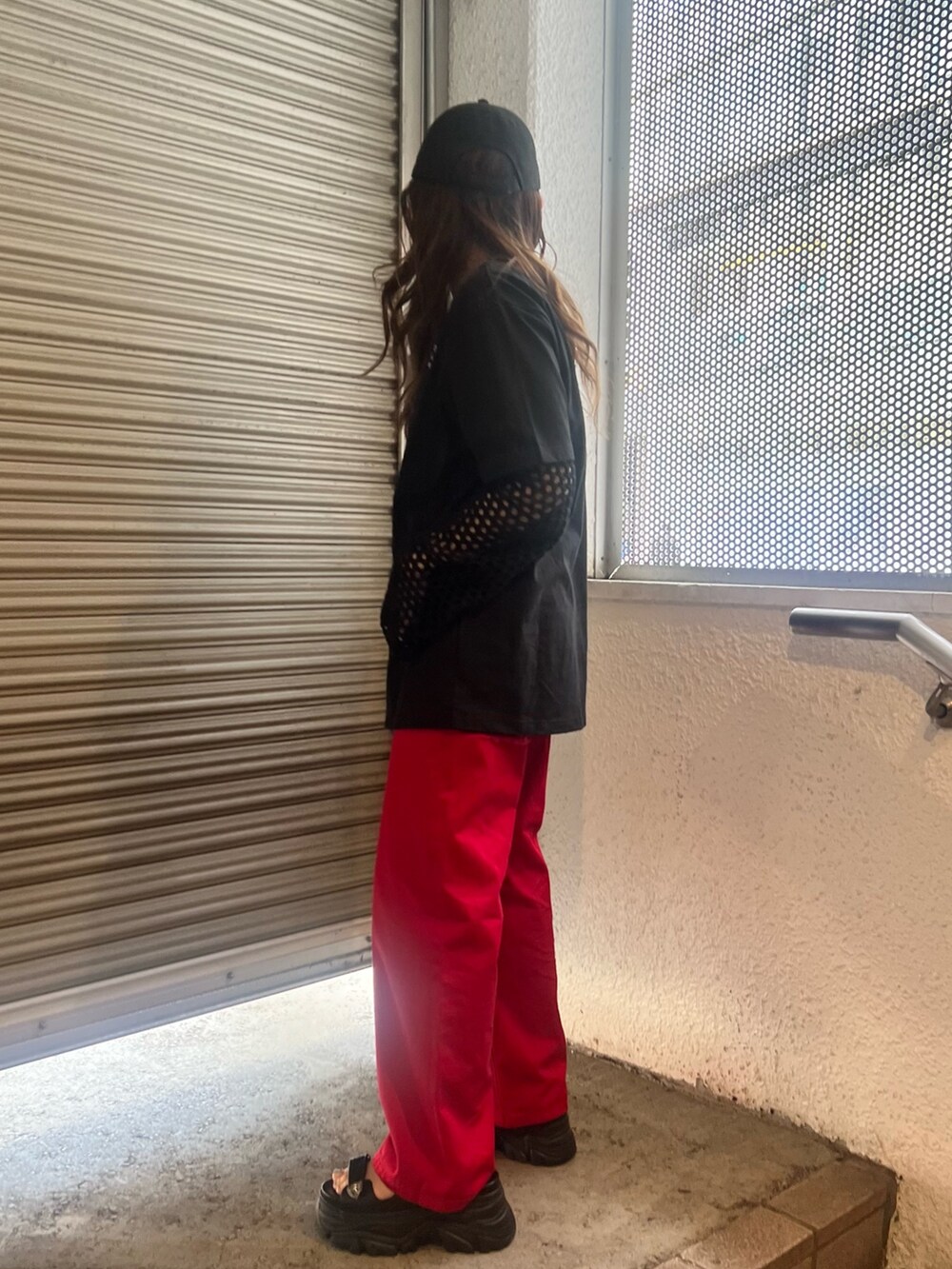 ブラック系のその他パンツ、ブラック系のニット/セーター、ブラック系のTシャツ/カットソーを着用したレディースの春コーディネートの4枚目の写真