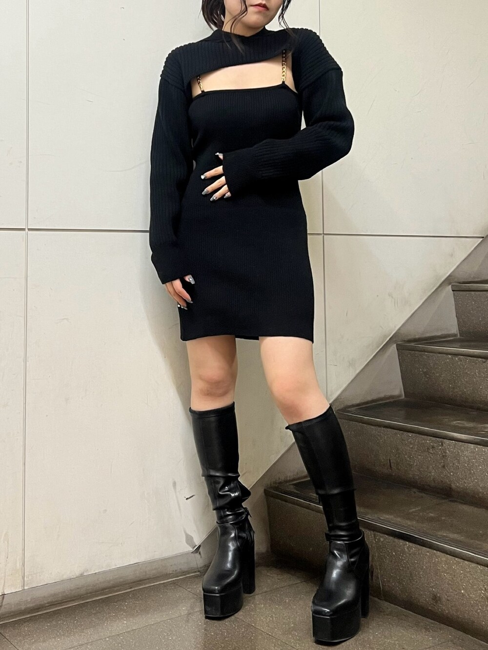 ブラック系のワンピース、ブラック系のブーツを着用したレディースの冬コーディネートの4枚目の写真