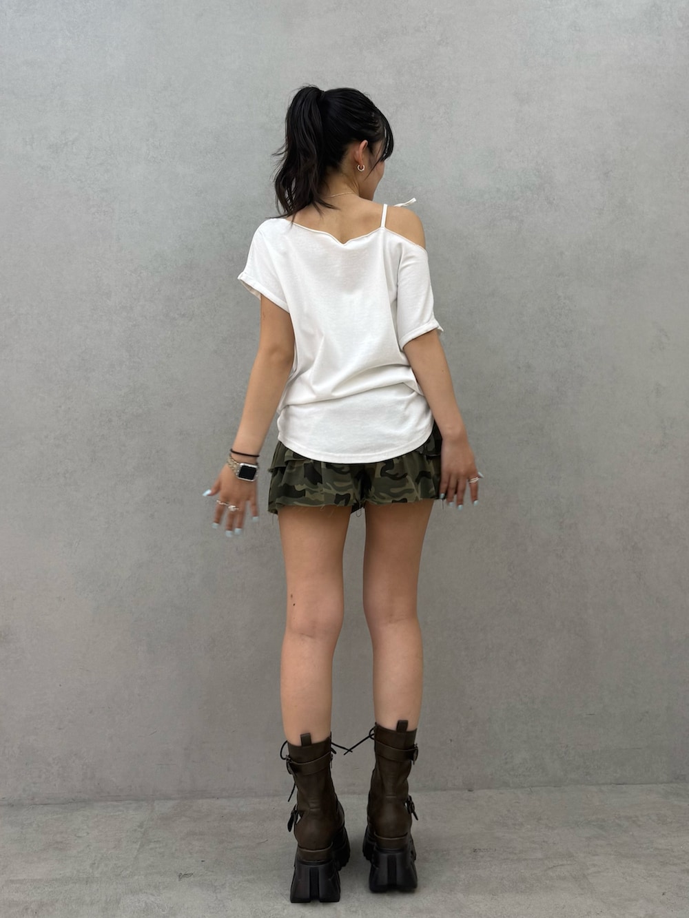 ホワイト系のTシャツ/カットソー、その他のその他パンツを着用したレディースの春コーディネートの3枚目の写真