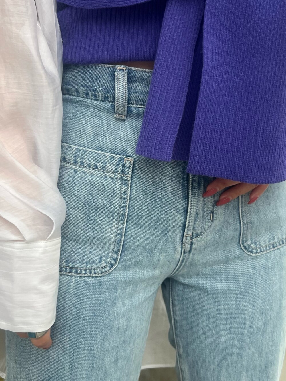 ブルー系のデニムパンツ、パープル系のチューブトップ、ホワイト系のシャツ/ブラウスを着用したレディースの春コーディネートの5枚目の写真