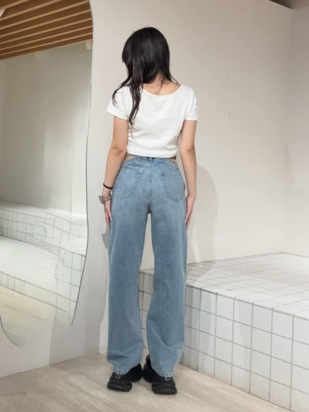 ブラック系のサンダル、ブルー系のデニムパンツ、ホワイト系のTシャツ/カットソーを着用したレディースの夏コーディネートの3枚目の写真